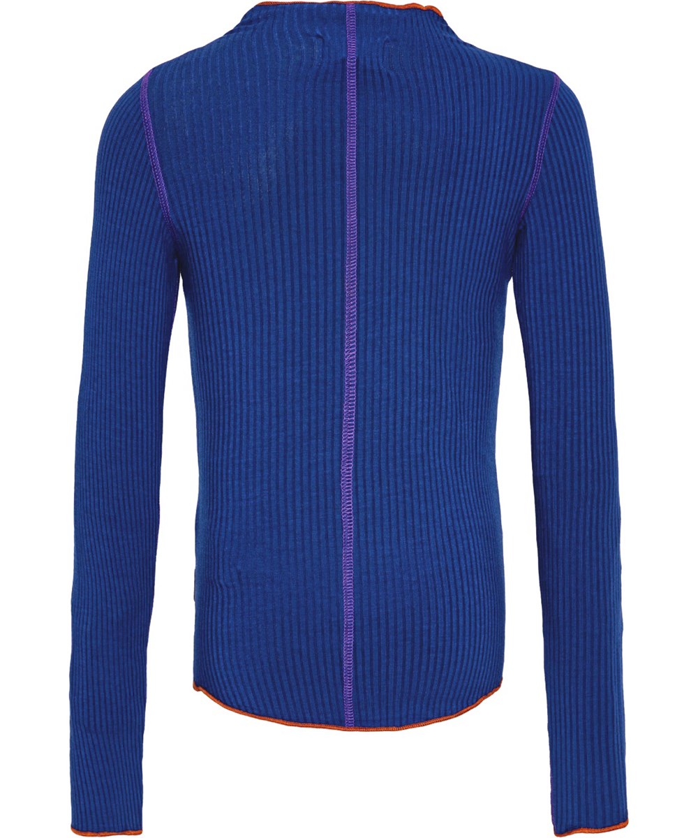 Ruya - Vibrant Blue - Donkerblauwe aansluitende longsleeve van zachte viscose met rode/paarse overlock boorden.