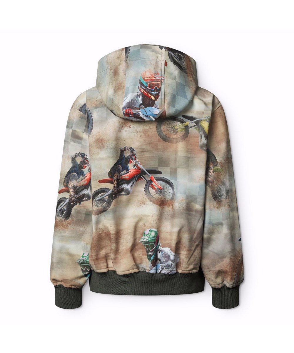 Cloudy - Dusty Cross - Wind- und wasserabweisende Softshell-Jacke für Kinder aus recyceltem Polyester mit einem Druck eines Motocross-Fahrers in Brauntönen.