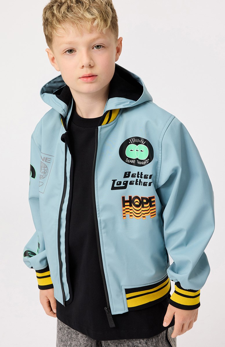 Cloudy - Misty Blue - Blaue wind- und wasserabweisende Softshell-Jacke für Kinder aus recyceltem Polyester, mit kleinen Drucken positiver Aussagen und Botschaften aus den Themen der Kollektion.