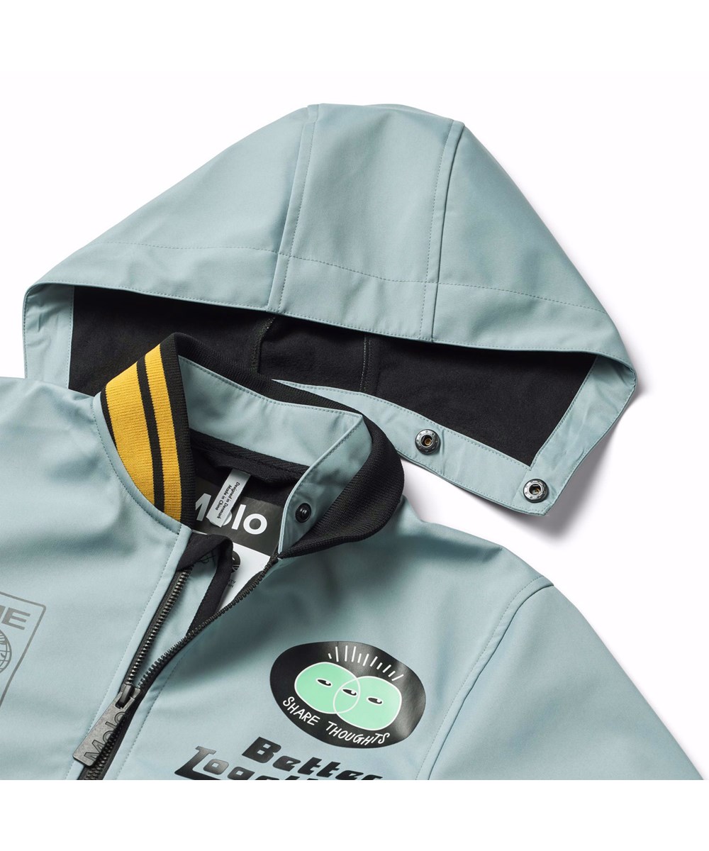 Cloudy - Misty Blue - Blaue wind- und wasserabweisende Softshell-Jacke für Kinder aus recyceltem Polyester, mit kleinen Drucken positiver Aussagen und Botschaften aus den Themen der Kollektion.