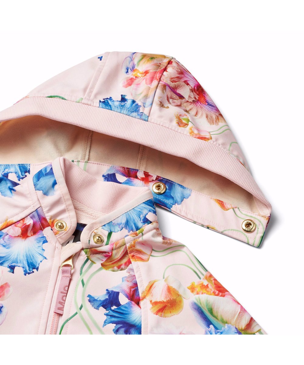 Hill - Tulip Pink - Pinkfarbene wind- und wasserabweisender Softshell-Anzug für Babys aus recyceltem Polyester mit einem bunten Druck von künstlerischen Tulpen.