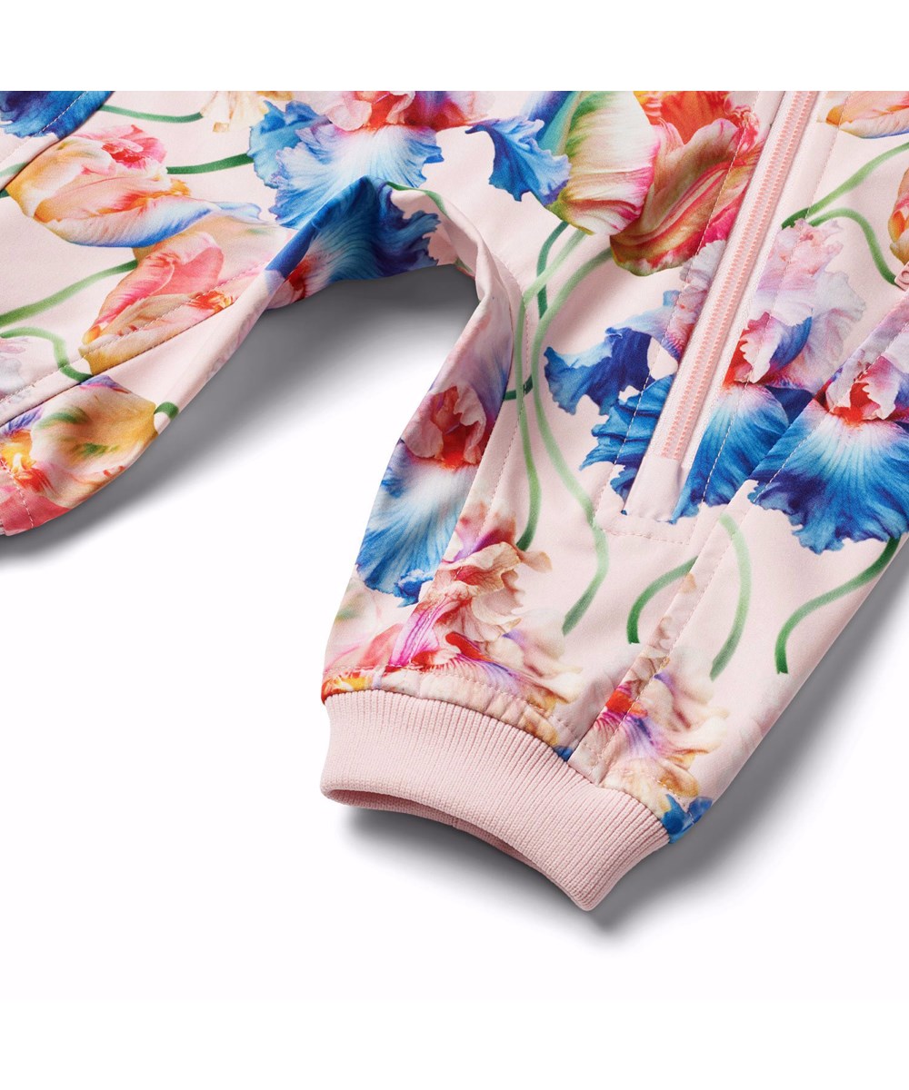 Hill - Tulip Pink - Pinkfarbene wind- und wasserabweisender Softshell-Anzug für Babys aus recyceltem Polyester mit einem bunten Druck von künstlerischen Tulpen.