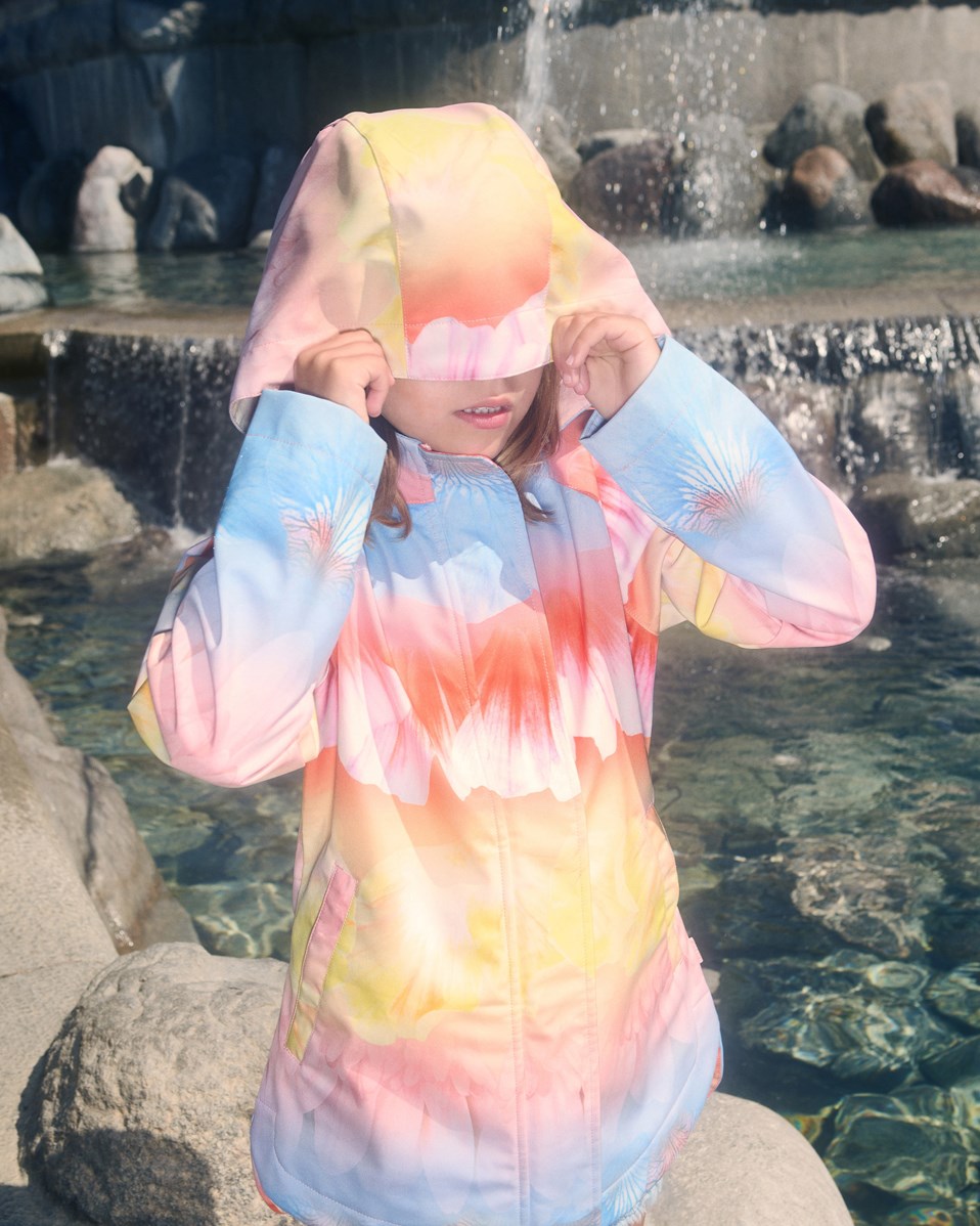 Hillary - Faded Petals - Pinkfarbene wind- und wasserabweisende Softshell-Jacke aus recyceltem Polyester mit einem bunten Druck von verblassten Blütenblättern.