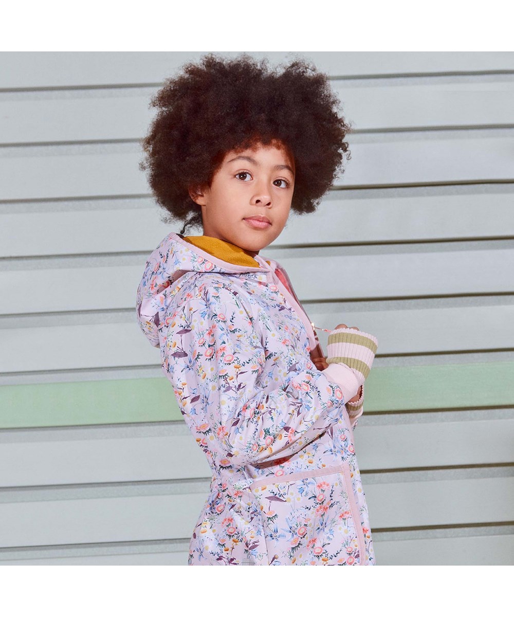 Hillary - Mini Meadow - Praktische Recycling-Softshell-Jacke mit Blumendruck