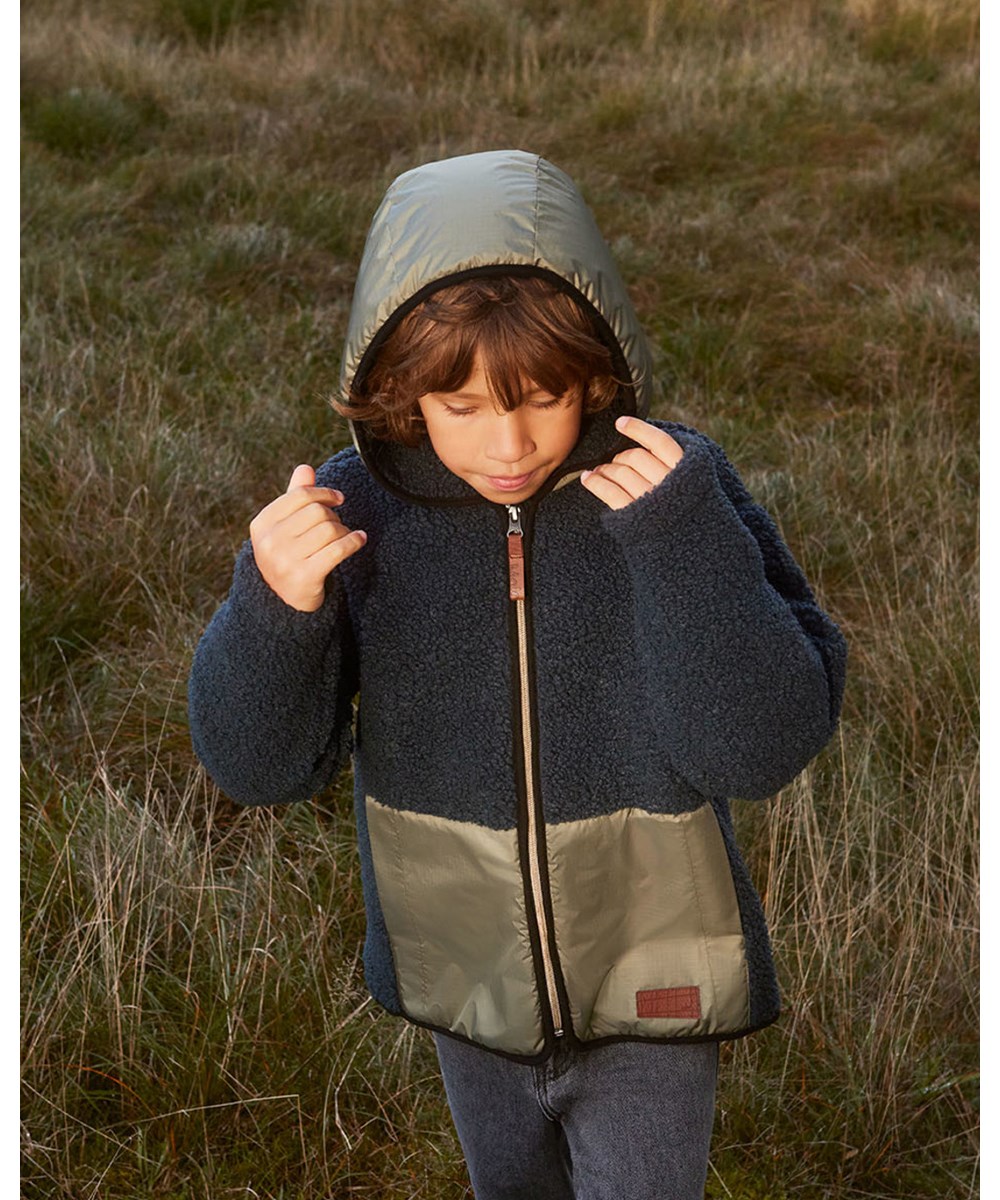 Uberto - Night Navy - Dunkelblaue Fleecejacke mit Kapuze aus 100% recyceltem Polyester