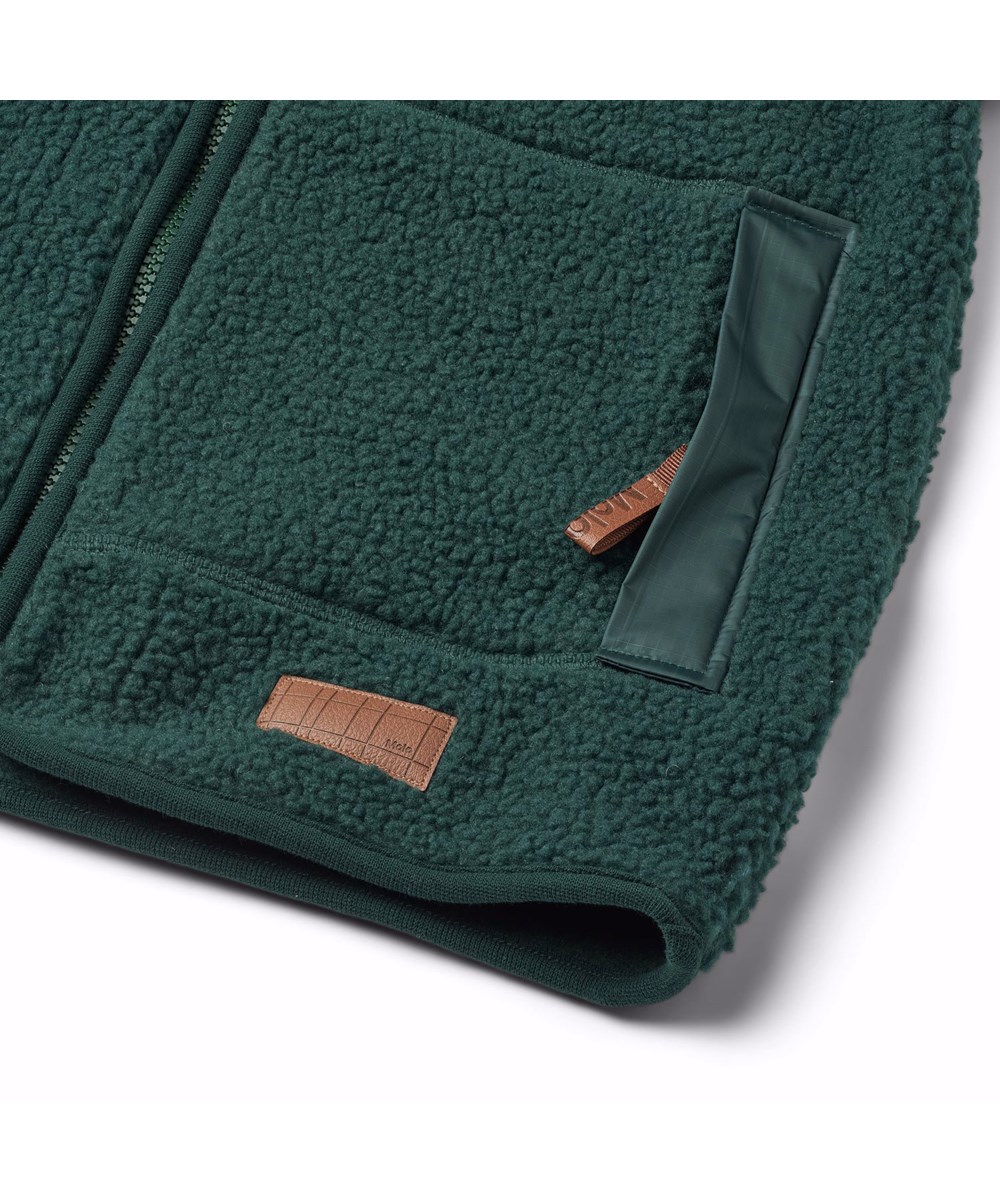 Uberto - Ponderosa Pine - Grüne Fleecejacke für Kinder mit einem Reißverschluss vorne, einer Kapuze und großen Taschen auf der Vorderseite.