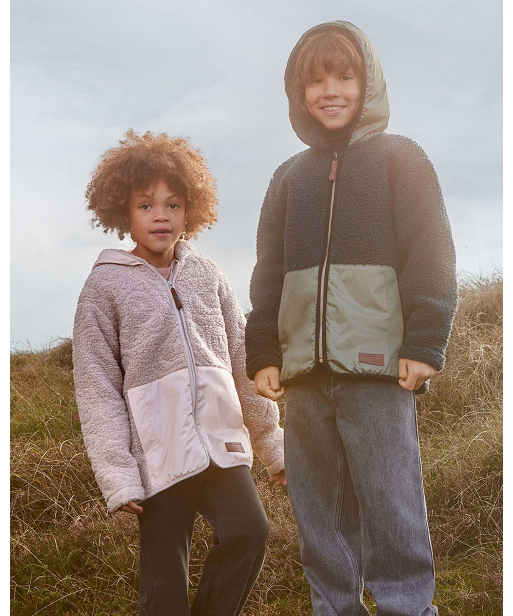 Uberto - Soft Mushroom - Rosa Fleecejacke mit Kapuze aus 100% recyceltem Polyester