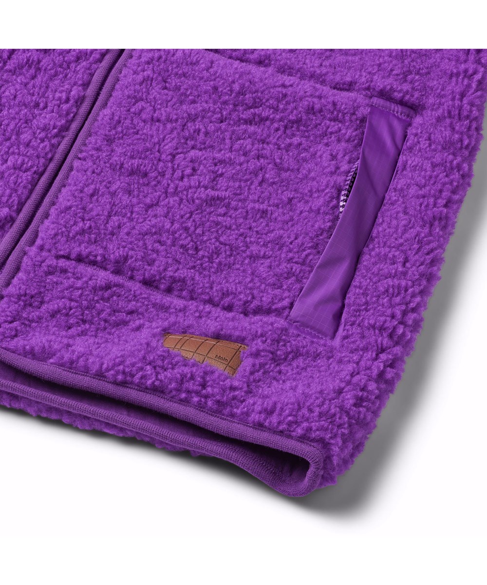 Uberto - Warm Purple - Lila Fleecejacke für Kinder mit vorderem Reißverschluss, Kapuze und großen Vordertaschen.