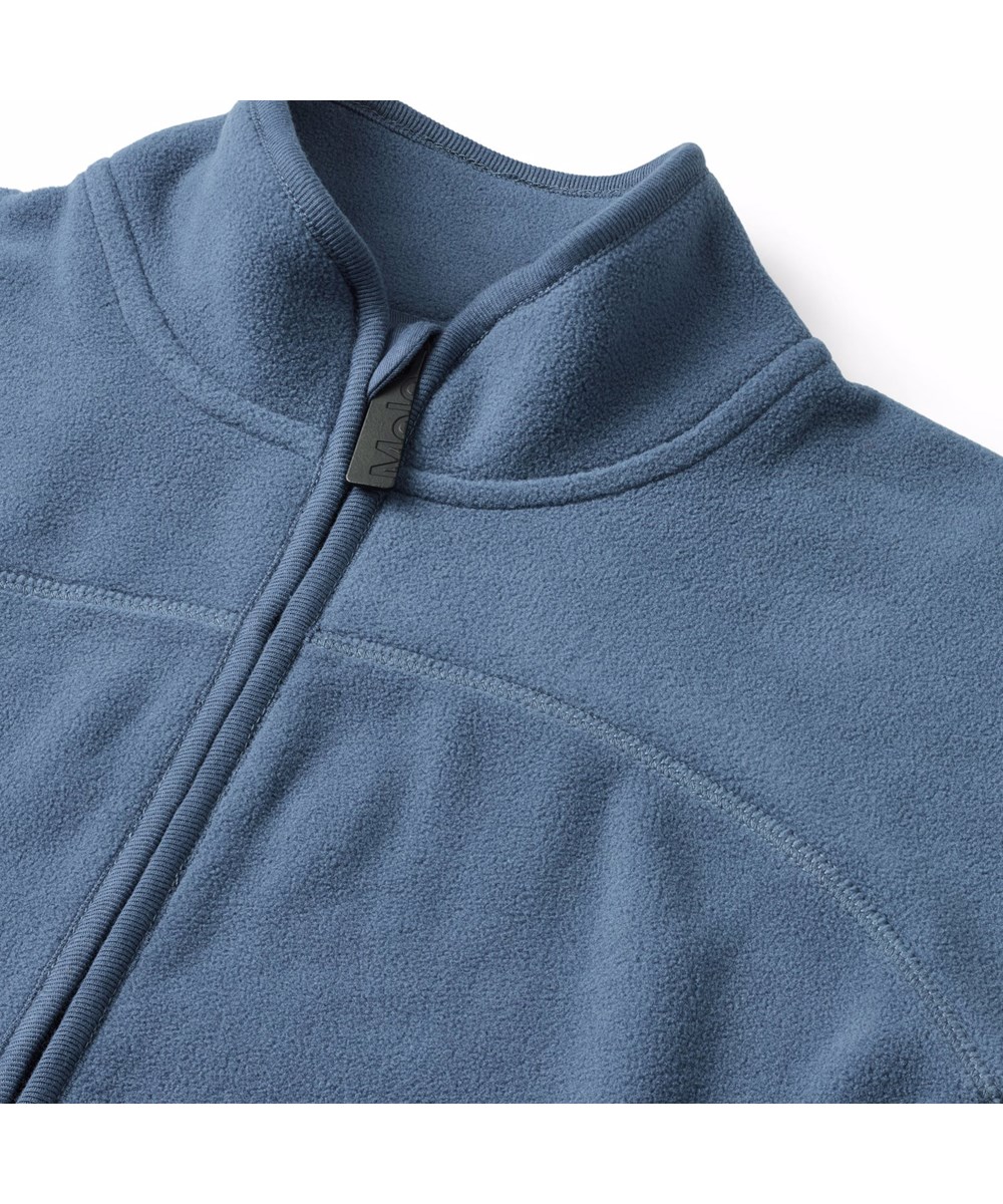 Ulani - Evening Sky - Blaue Fleecejacke für Kinder aus recyceltem Polyester mit passenden gerippten Abschlüssen und einer vorderen Tasche.