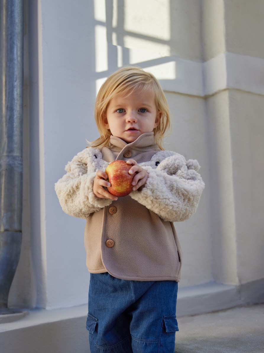 Uli - Mocha - Beige und cremefarbene Fleecejacke für Babys und Kleinkinder.