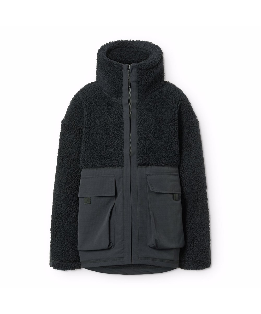 Utha - Black - Schwarze Fleecejacke für Kinder aus recyceltem Polyester mit Details an den Ärmeln, am Rücken und an den äußeren Vordertaschen, die aus wind- und wasserabweisendem strapazierfähigem Nylon gefertigt sind.