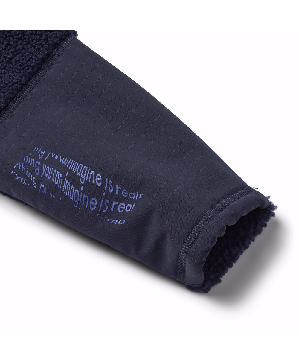 Utha - Dark Night - Dunkelblaue Fleecejacke für Kinder mit großen externen Vordertaschen.