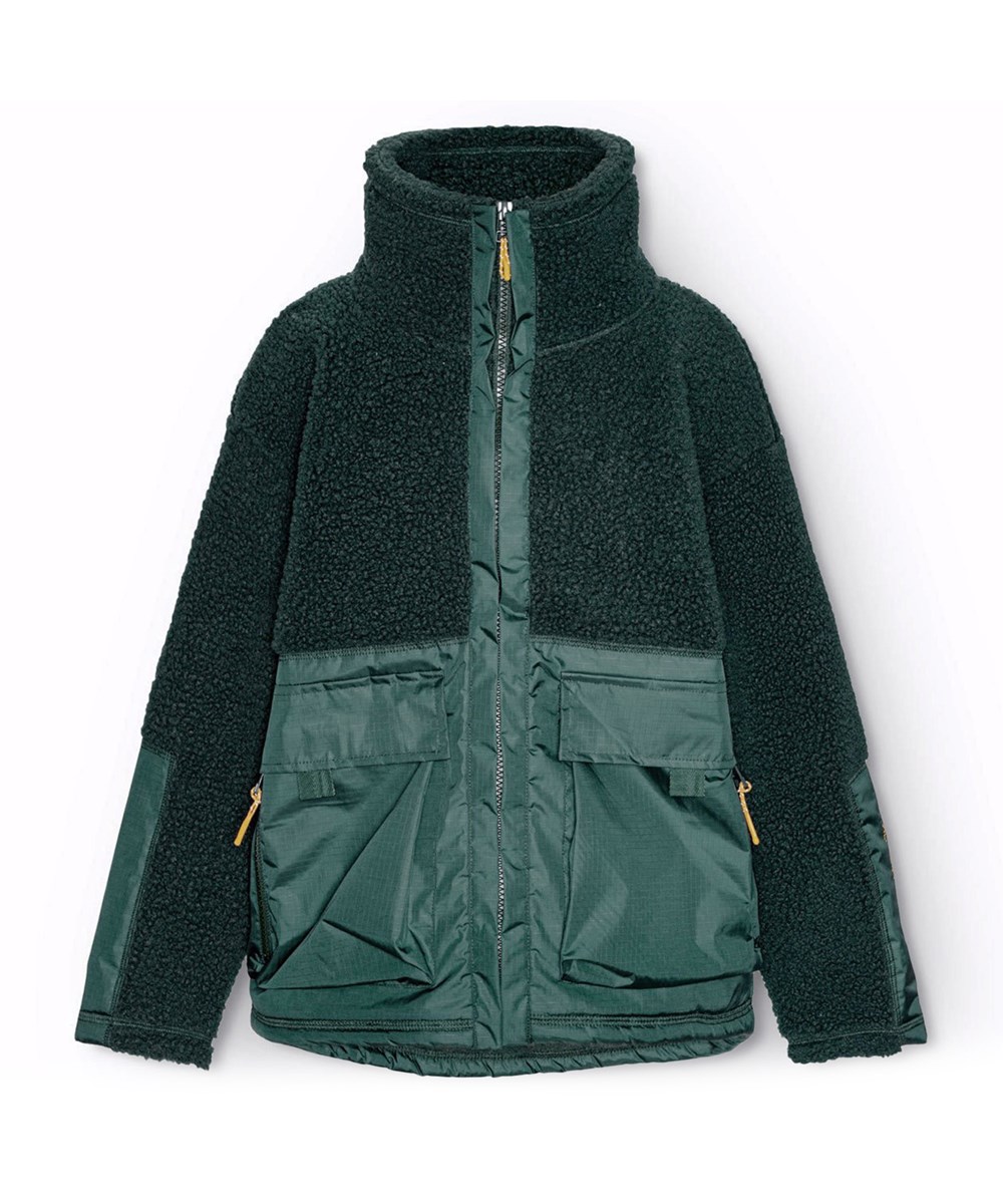 Utha - Ponderosa Pine - Dunkelgrüne Fleecejacke für Kinder mit großen externen Vordertaschen.