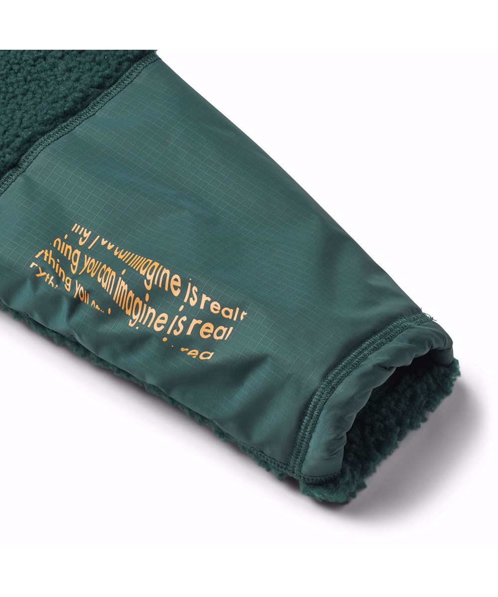 Utha - Ponderosa Pine - Dunkelgrüne Fleecejacke für Kinder mit großen externen Vordertaschen.