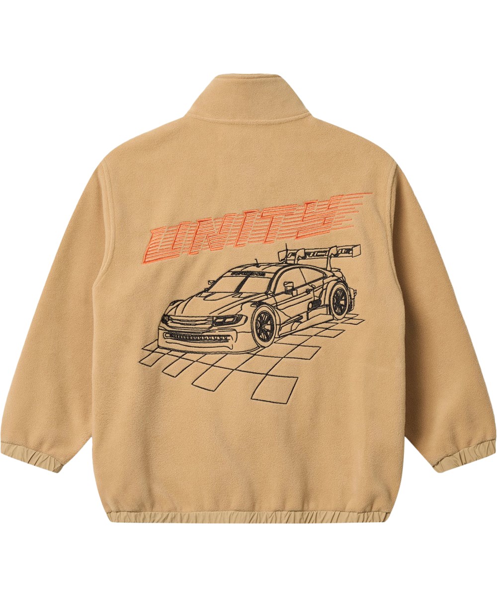 Utta - Desert - Sandfarbene Fleecejacke für Kinder aus recyceltem Polyester mit einem Rennwagen auf dem Rücken.
