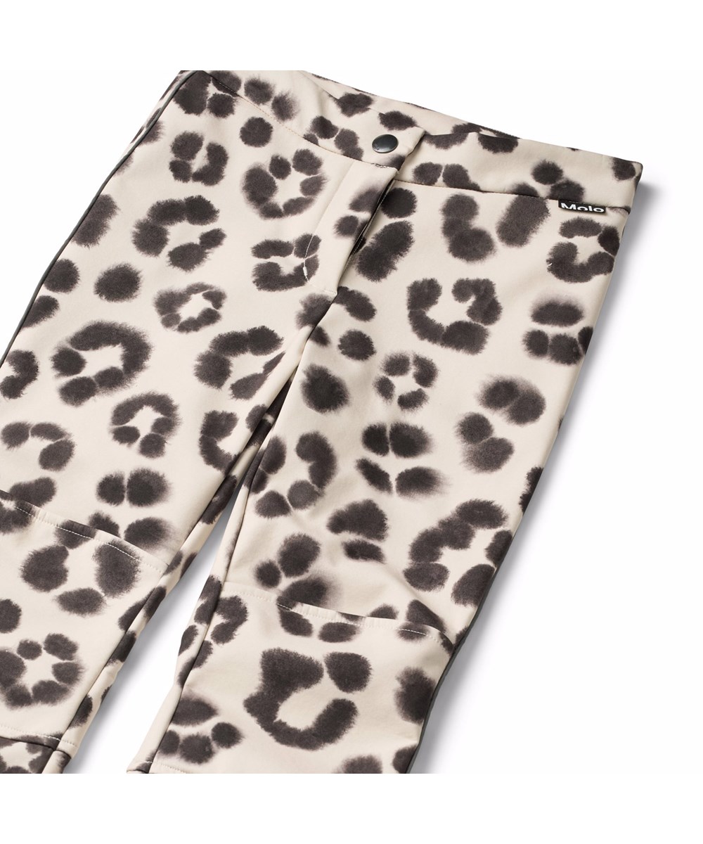 Harlie - Snow Leo - Wind- und wasserabweisende Softshell-Hose für Kinder aus recyceltem Polyester mit einem einzigartigen Leopardenmuster.