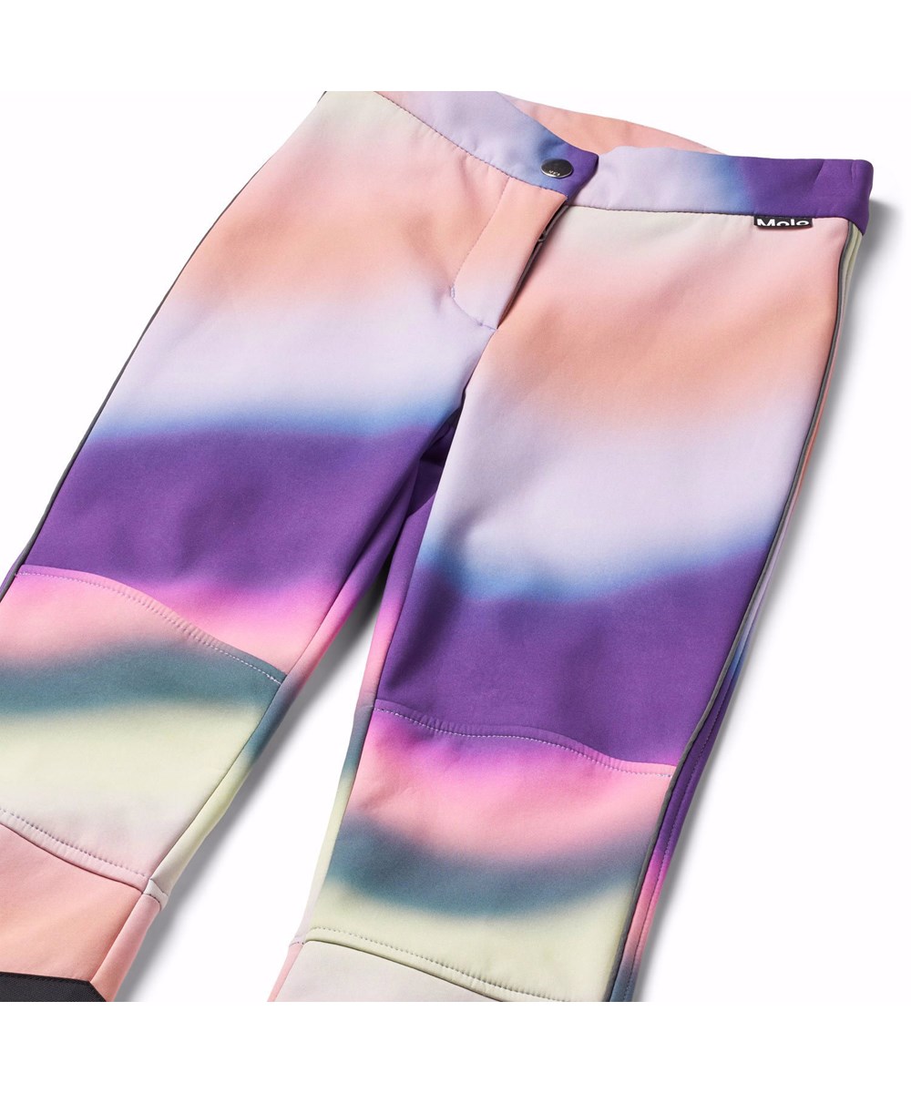 Harlie - Wavy Rainbow - Wasserabweisende softshell-Hosen für Kinder aus recyceltem Polyester mit einem mehrfarbigen überlaufenden Graffiti-Druck.