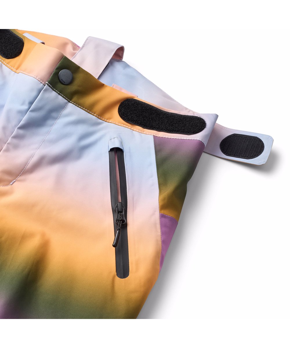 Jump Pro - Rainbow Sky - Regenbogenfarbene, wind- und wasserdichte Skihosen für Kinder aus recyceltem Polyester und gefüttert mit 3M™ Thinsulate™.