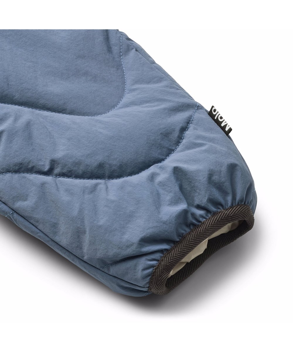 Percy - Evening Sky - Wasserabweisende dunkelblaue Thermohosen für die Kleinen aus recyceltem Polyester mit braunen Kanten.