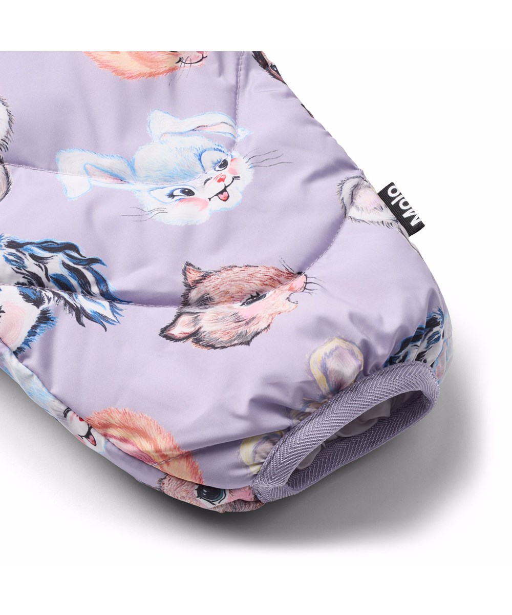 Percy - Itty Bitty Purple - Wasserabweisende lila Thermohosen für die Kleinen mit einem Aufdruck von Tieren aus alten Cartoons. Sie bestehen aus recyceltem Polyester mit lila Kanten.