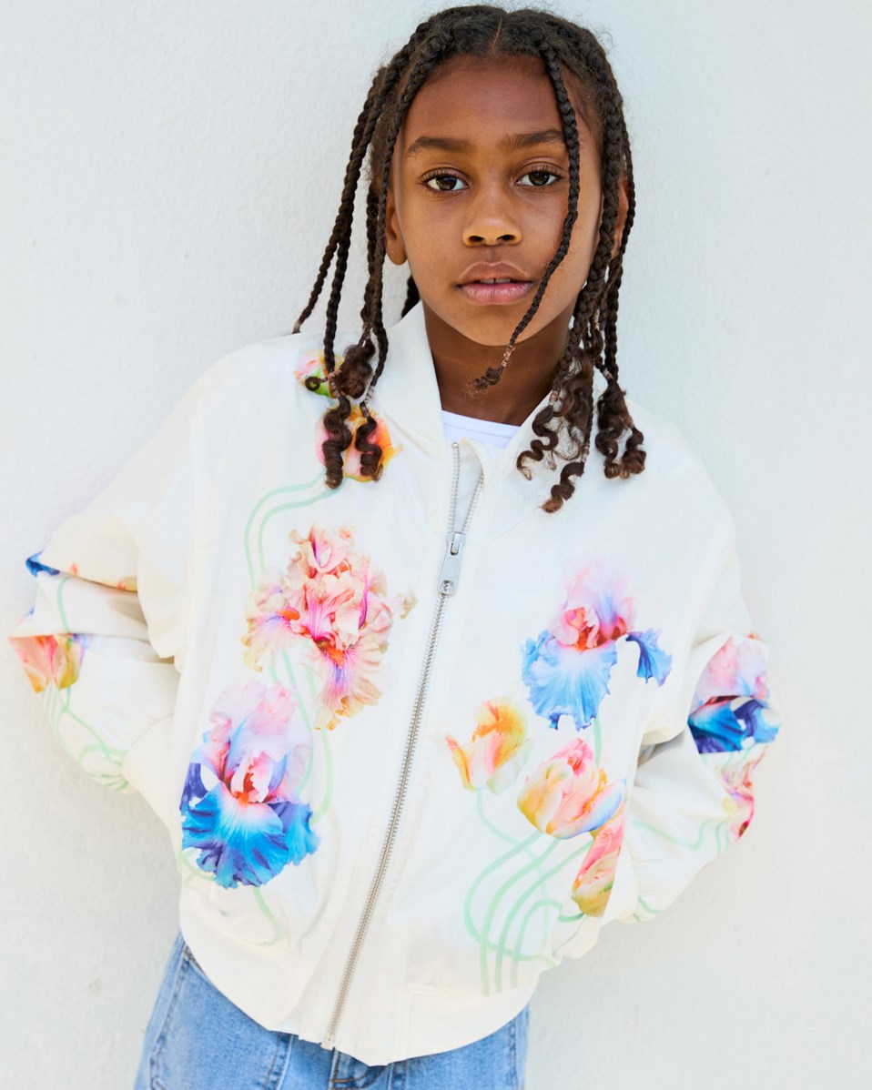 Haliva - Tullips White - Weiße, wasserabweisende (PFC-freie: PFOS und PFOA) Bomberjacke für Kinder aus recyceltem Polyester mit einem bunten Druck von künstlerischen Tulpen.