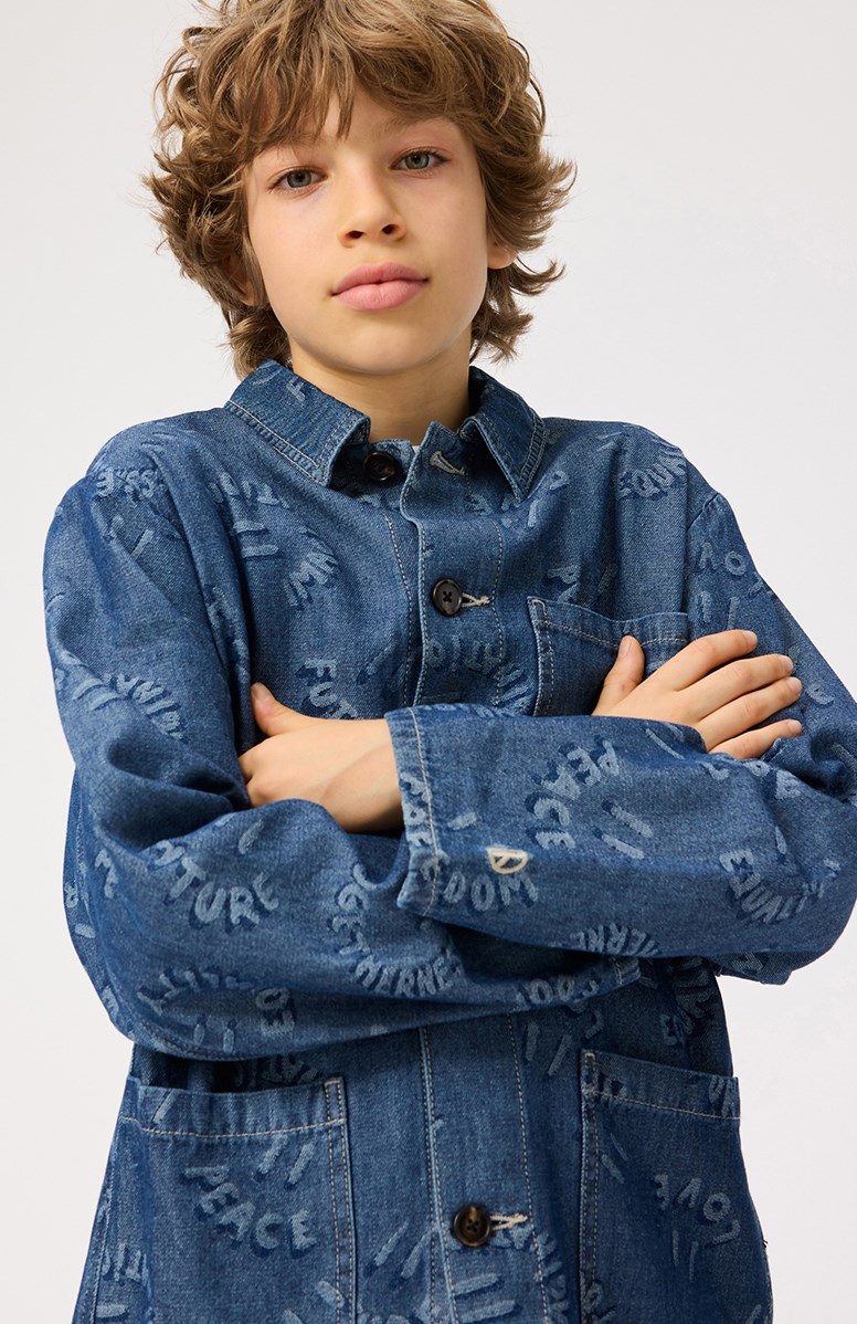 Halley - Word Smiles - Blaue Jeansjacke für Kinder aus weicher Baumwolle mit einem schönen Jacquardmuster, das lächelnde Gesichter und positive Worte wie Mund zeigt.