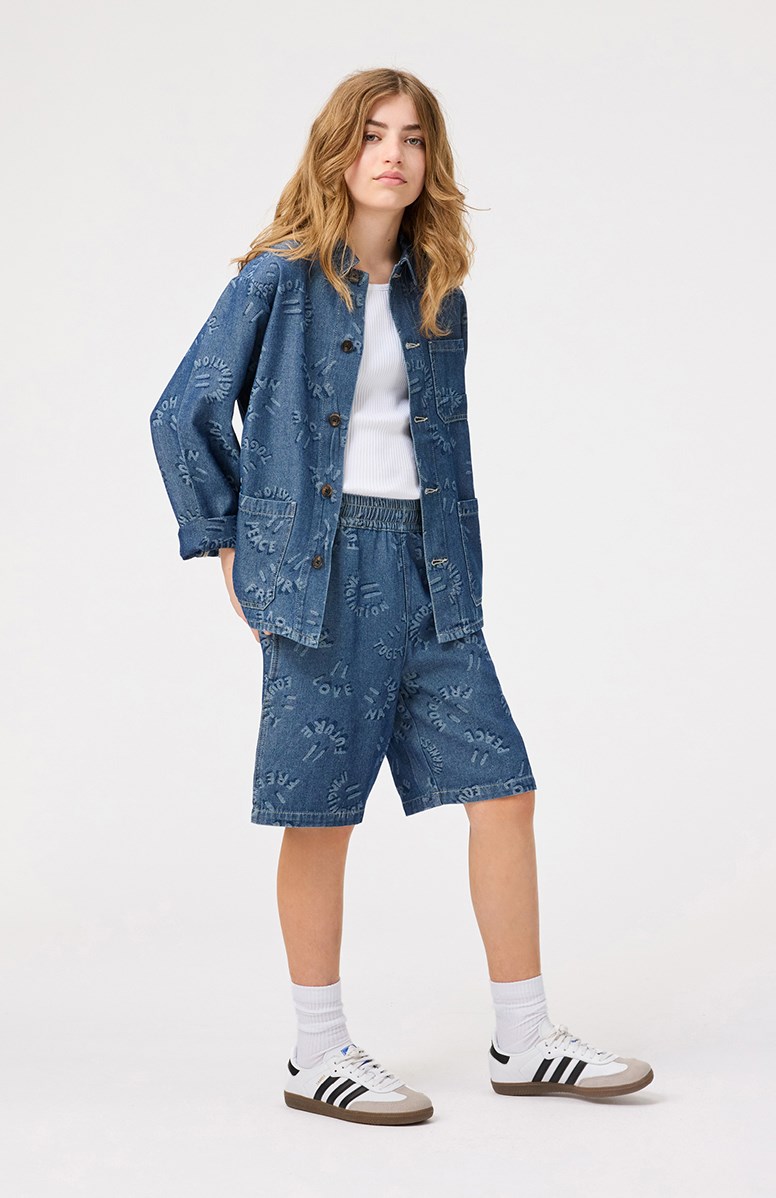 Halley - Word Smiles - Blaue Jeansjacke für Kinder aus weicher Baumwolle mit einem schönen Jacquardmuster, das lächelnde Gesichter und positive Worte wie Mund zeigt.