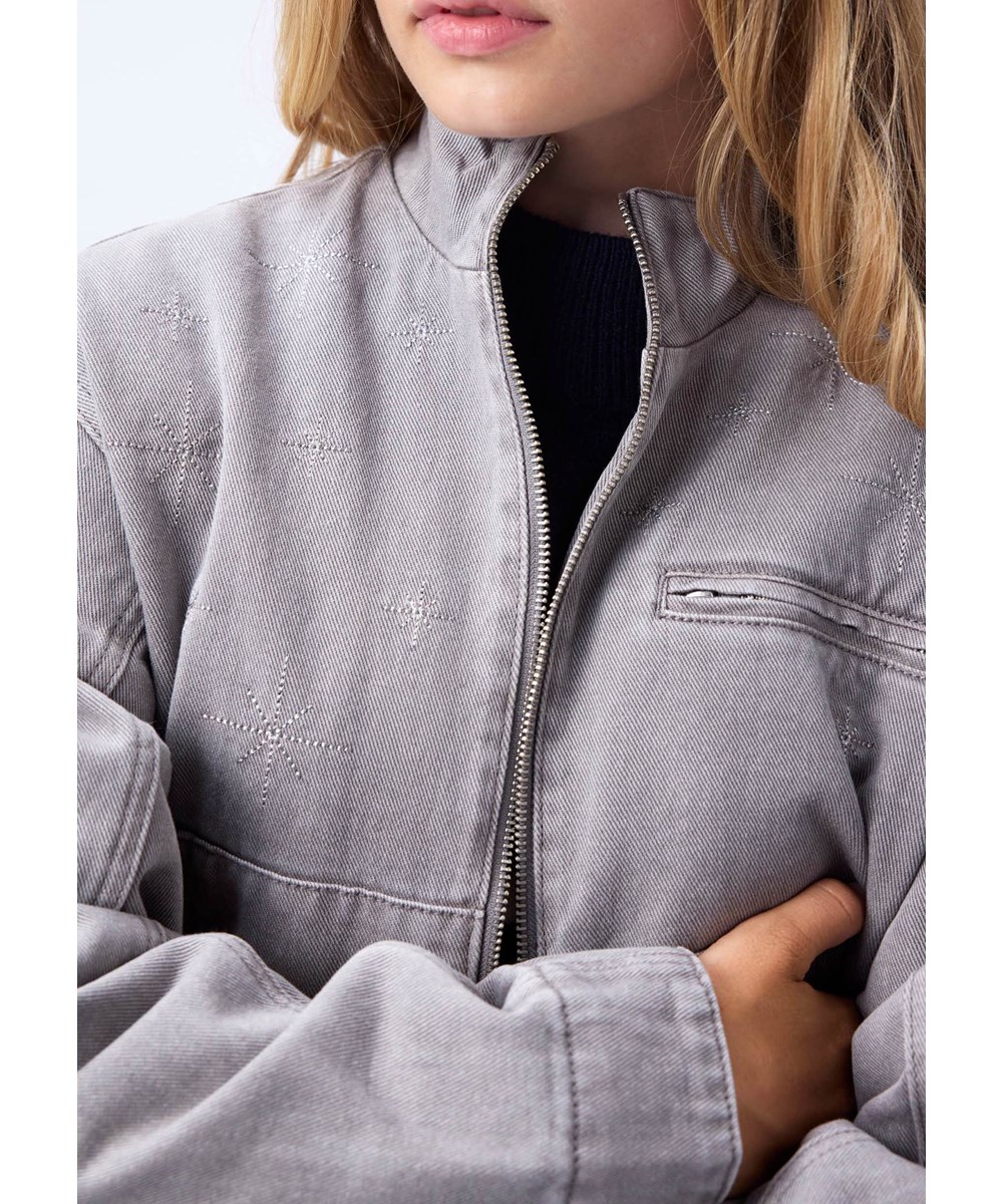 Hallie - Washed Grey - Graue Jeansjacke für Kinder mit bestickten Sternen in Silberfaden.