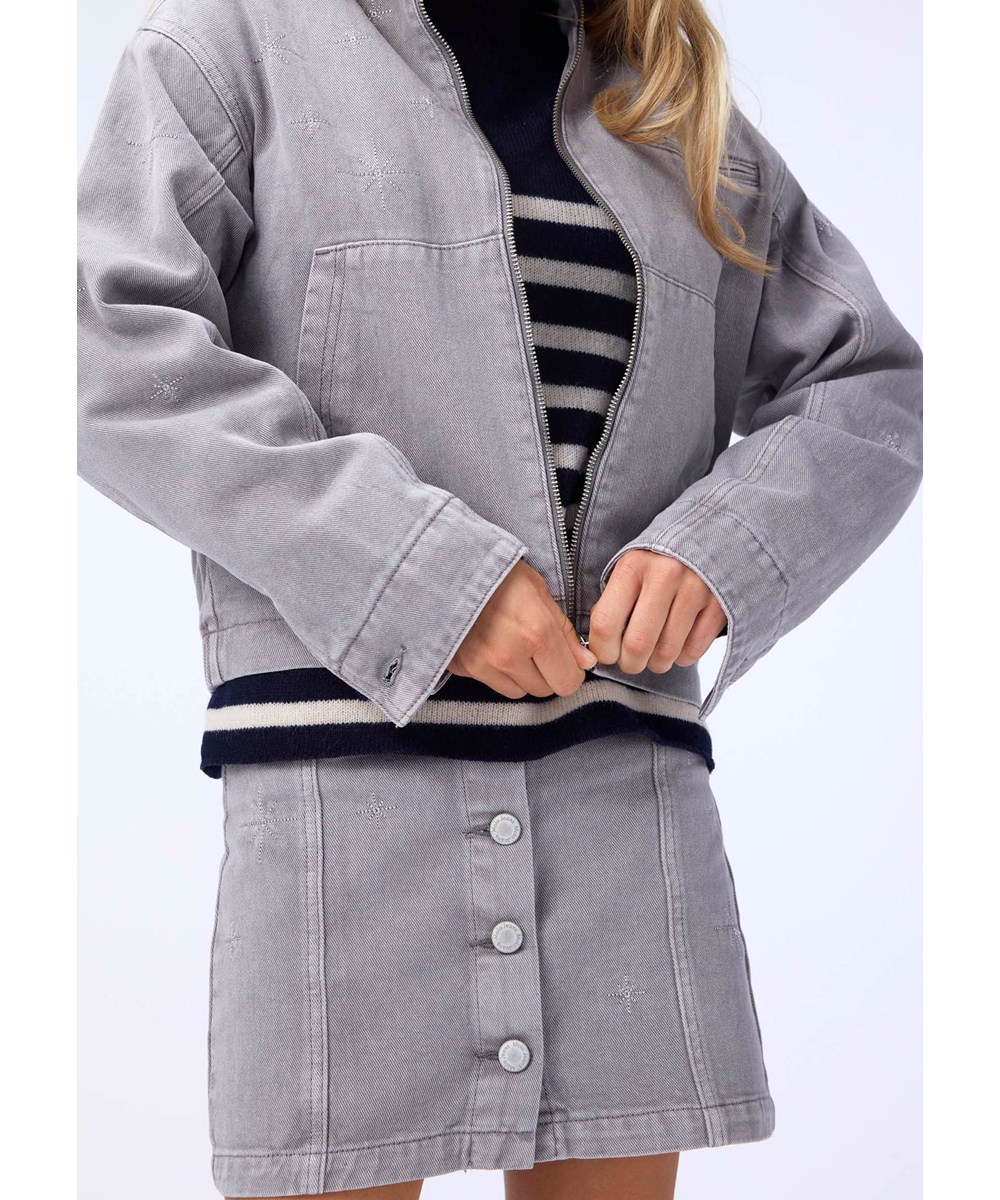 Hallie - Washed Grey - Graue Jeansjacke für Kinder mit bestickten Sternen in Silberfaden.