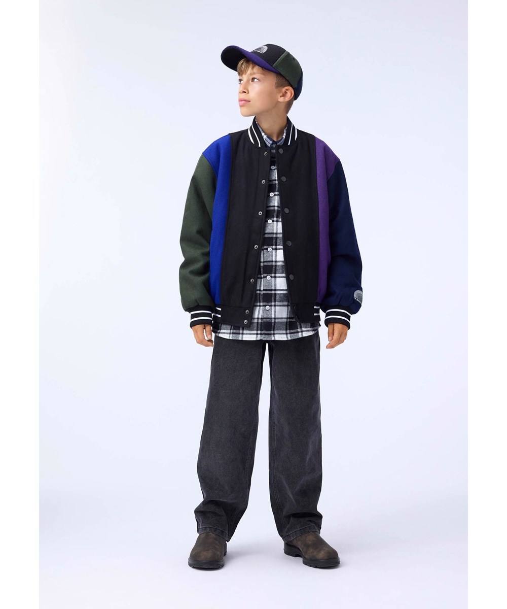 Hani - More Colours - Baseballjacke in Schwarz, Blau, Grün und Lila aus einer robusten Wollmischung.