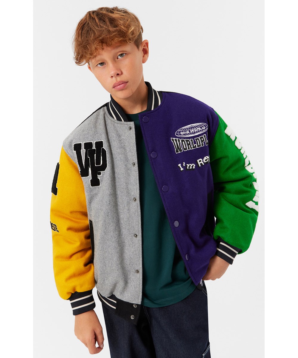 Hani - Multicolored - Kinder-Baseballjacke in grünen, gelben, grauen und lila Farben.