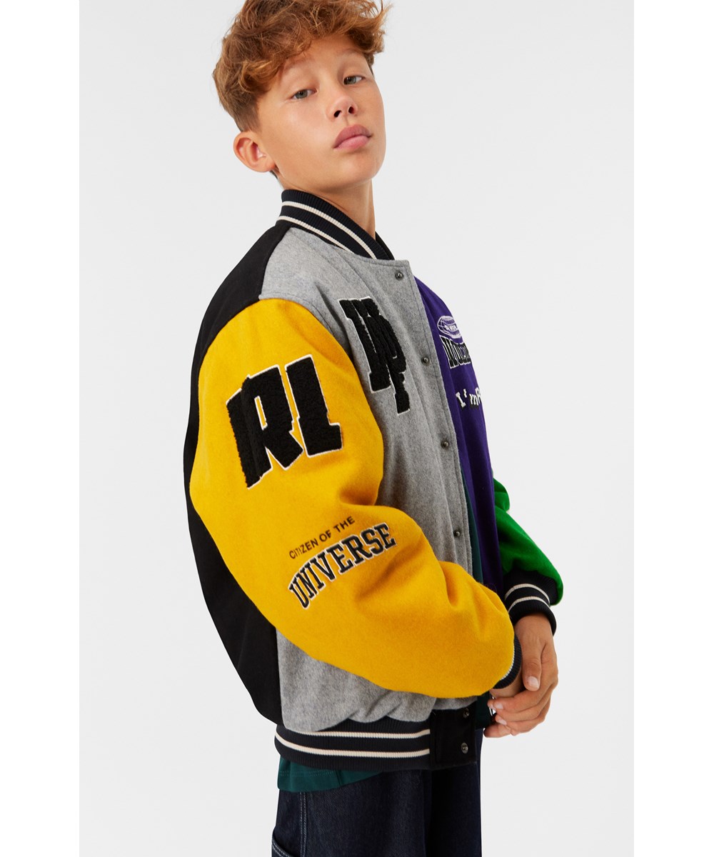 Hani - Multicolored - Kinder-Baseballjacke in grünen, gelben, grauen und lila Farben.