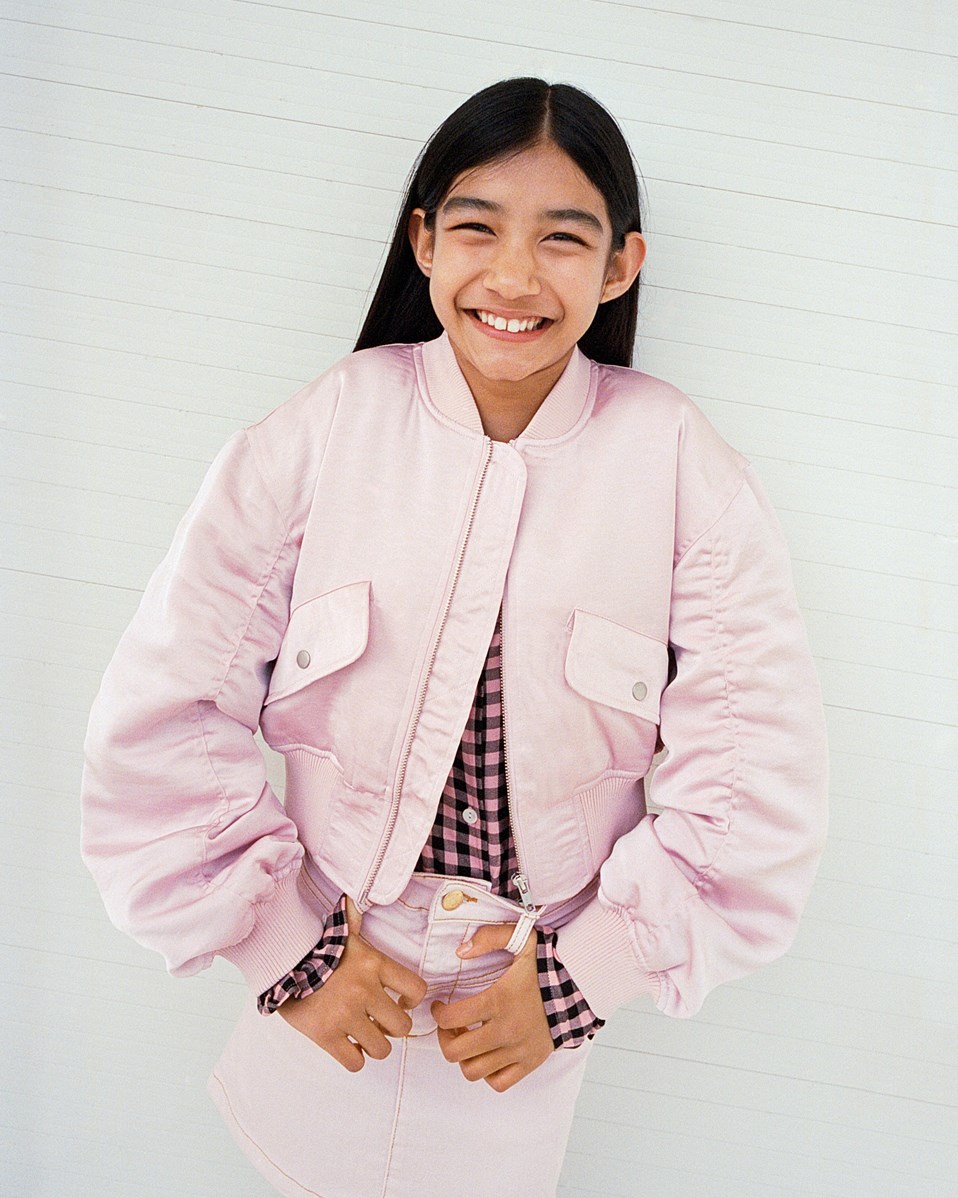 Hannie - Charlotte Pink - Abgeschnittene Bomberjacke für Kinder in Pink mit einem gesteppten lila Futter.