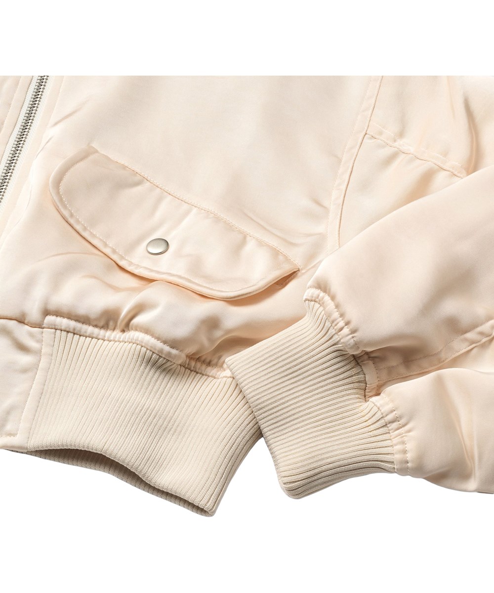 Hannie - Soft Powder - Kurz geschnittene Bomberjacke in Off-White für Kinder mit leichtem Glanz und gestepptem Futter.