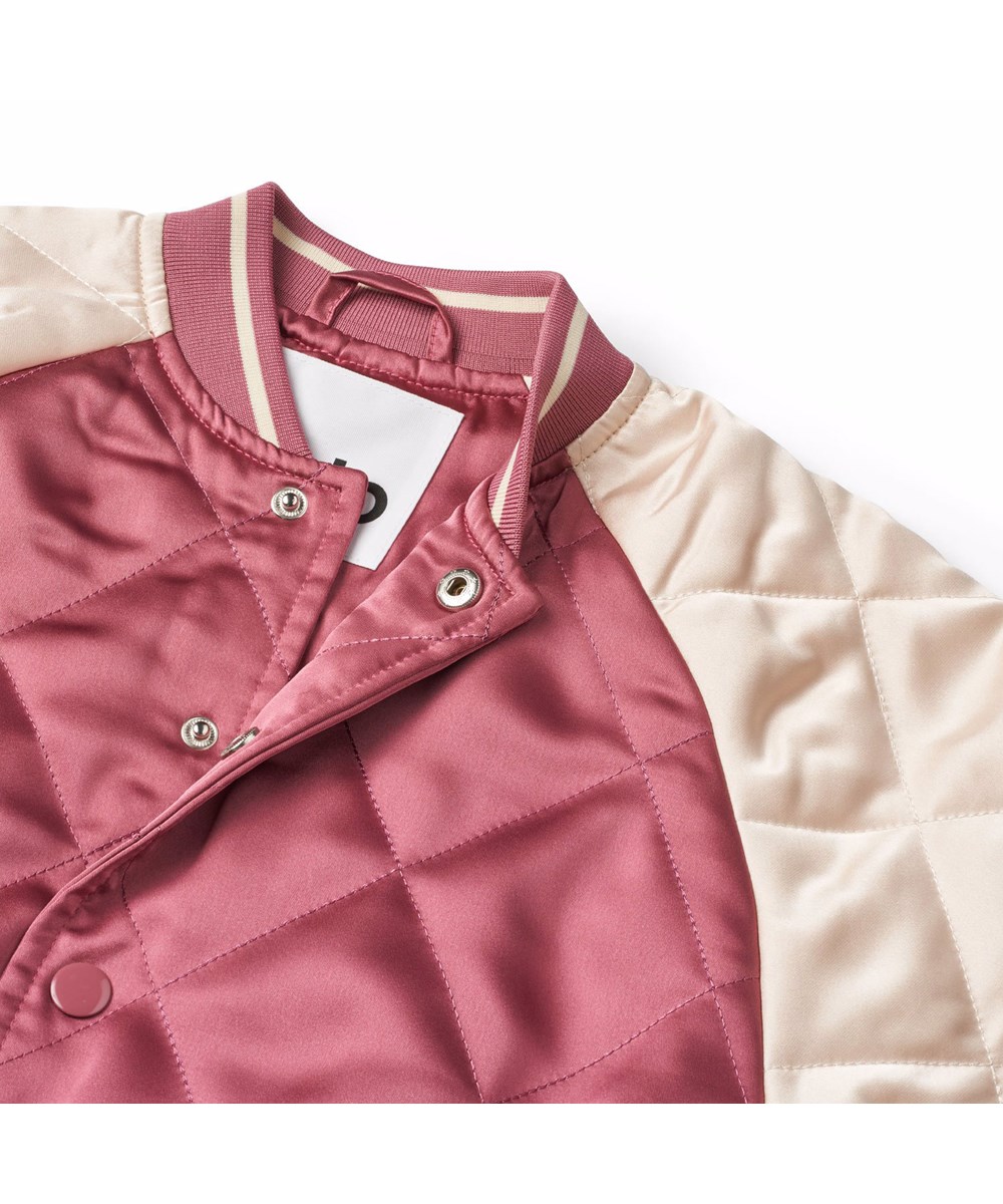 Haru - Dark Rose - Gesteppte Bomberjacke für Kinder in Burgund und Off-White mit aufgesticktem Rückenpatch.