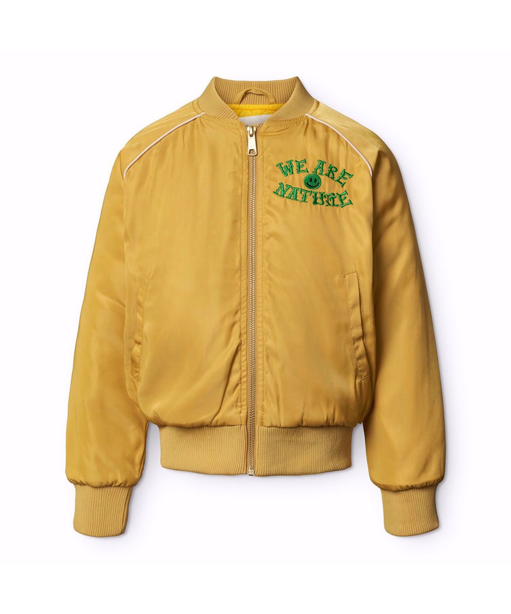 Hatty - We Love Nature - Gesteppte Bomberjacke für Kinder in Gelb mit einem bestickten Rückenpatch eines Baby-Geparden und dem Text "We are nature".