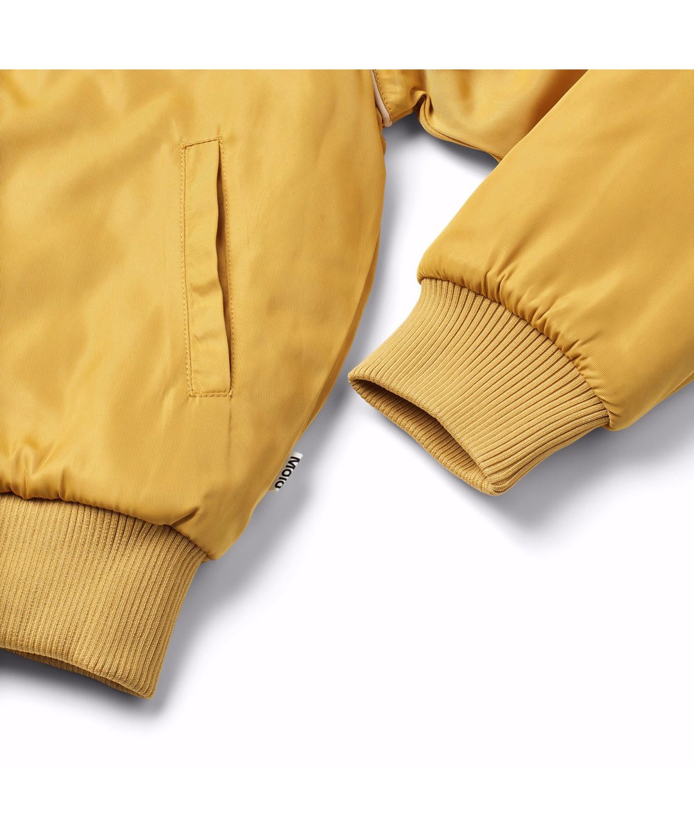 Hatty - We Love Nature - Gesteppte Bomberjacke für Kinder in Gelb mit einem bestickten Rückenpatch eines Baby-Geparden und dem Text "We are nature".