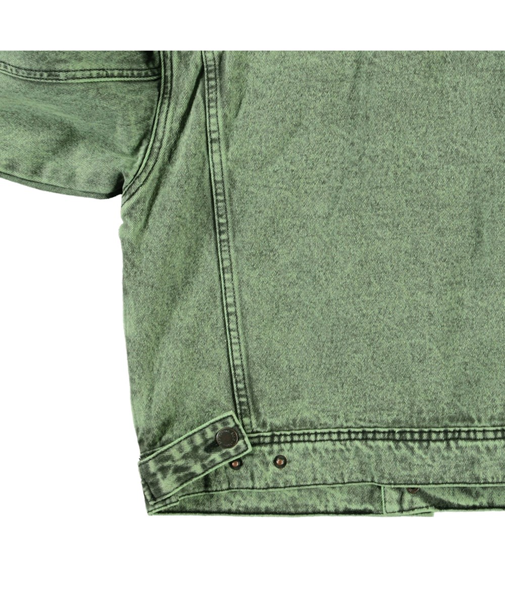 Honore - Cambuci Dye - Grüne Jeansjacke für Kinder im gewaschenen Baumwoll-Look.