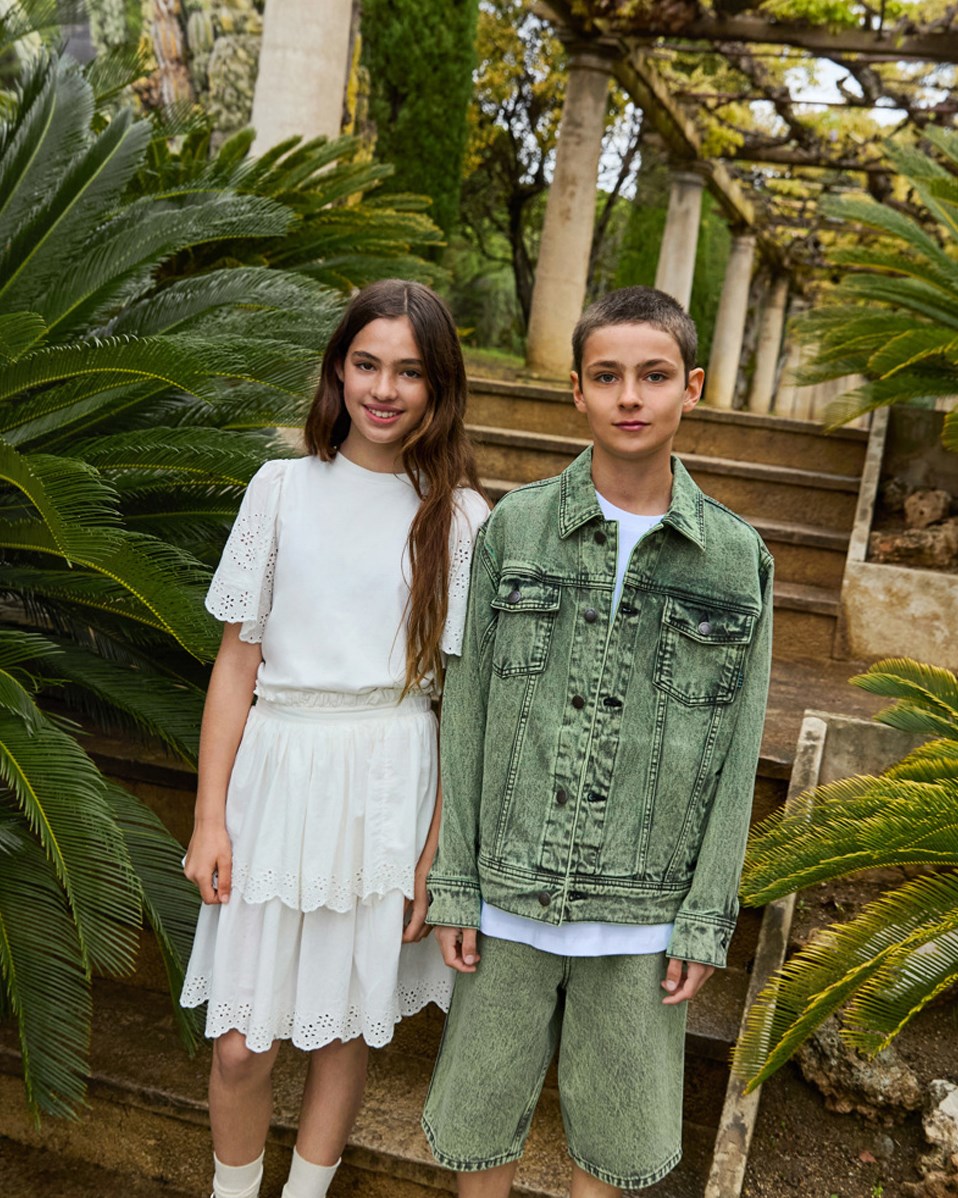 Honore - Cambuci Dye - Grüne Jeansjacke für Kinder im gewaschenen Baumwoll-Look.