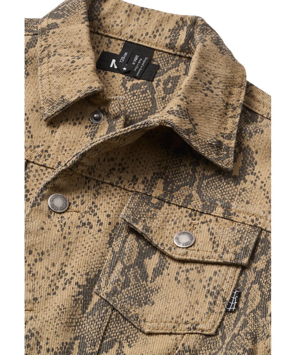 Honore - Snake Structure - Braune Jeansjacke für Kinder aus Baumwolle mit Schlangenprint.