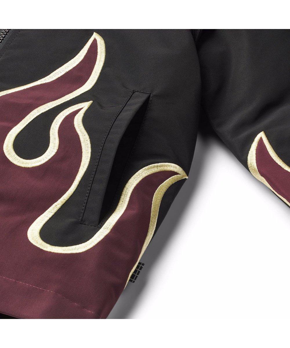 Hotson - Hot - Schwarze Jacke für Kinder mit burgunderroten Flammen aus glänzendem Polyester.