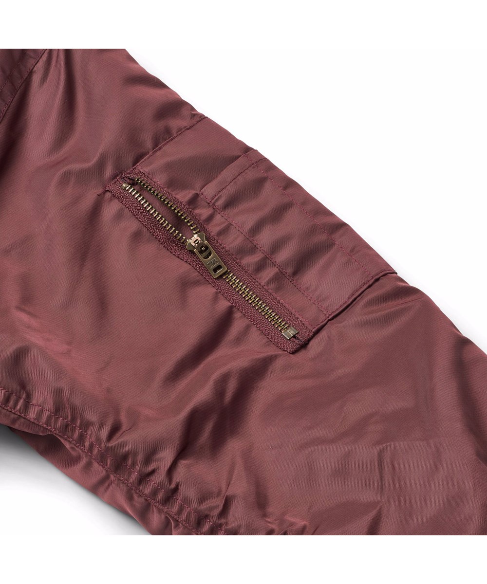 Howie - Dragon Blood - Bordeauxrote Bomberjacke mit Reißverschluss.