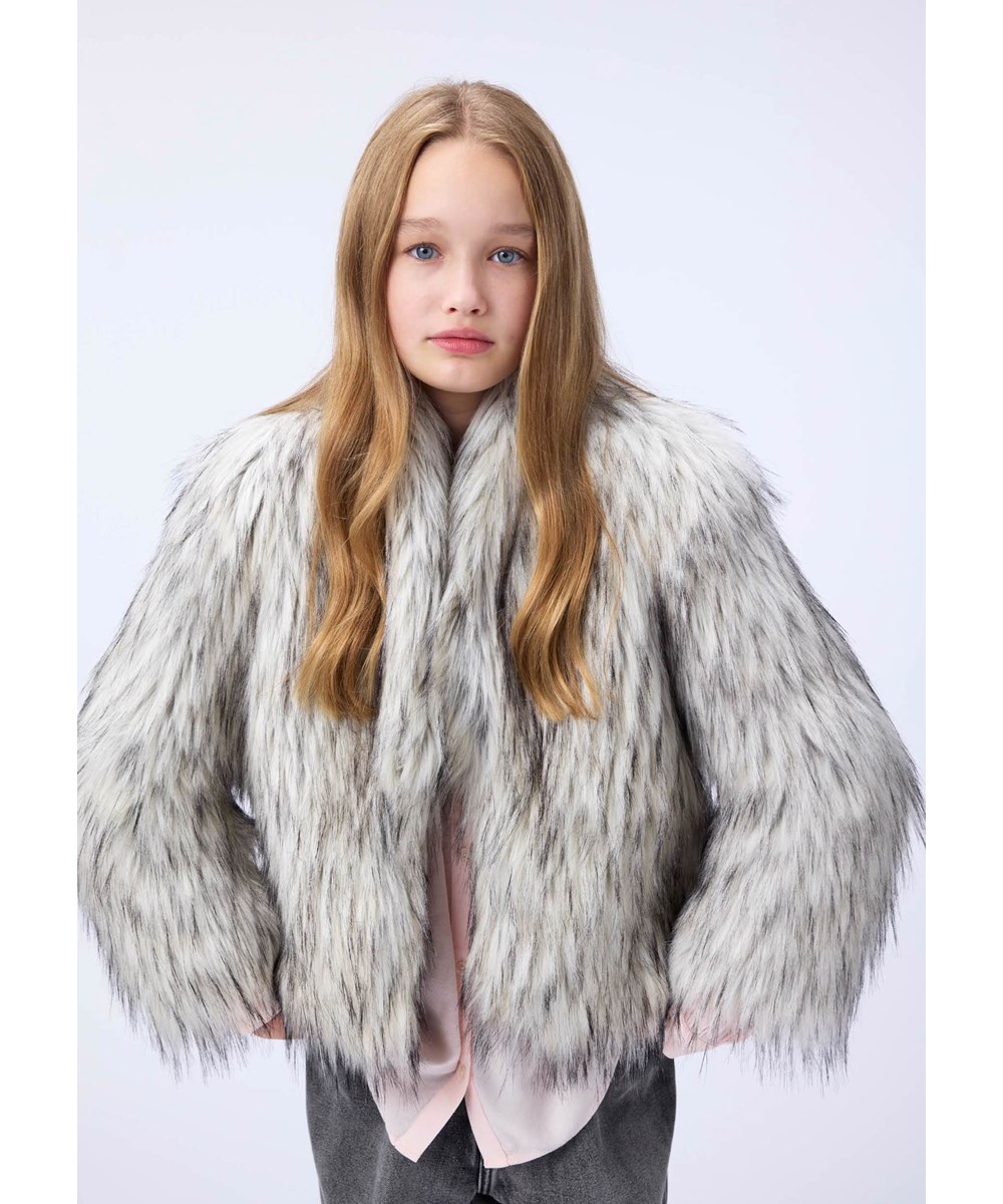 Hyacinth - Greyish - Kunstpelzjacke in Grau und Schwarz für Kinder mit hohem Kragen.