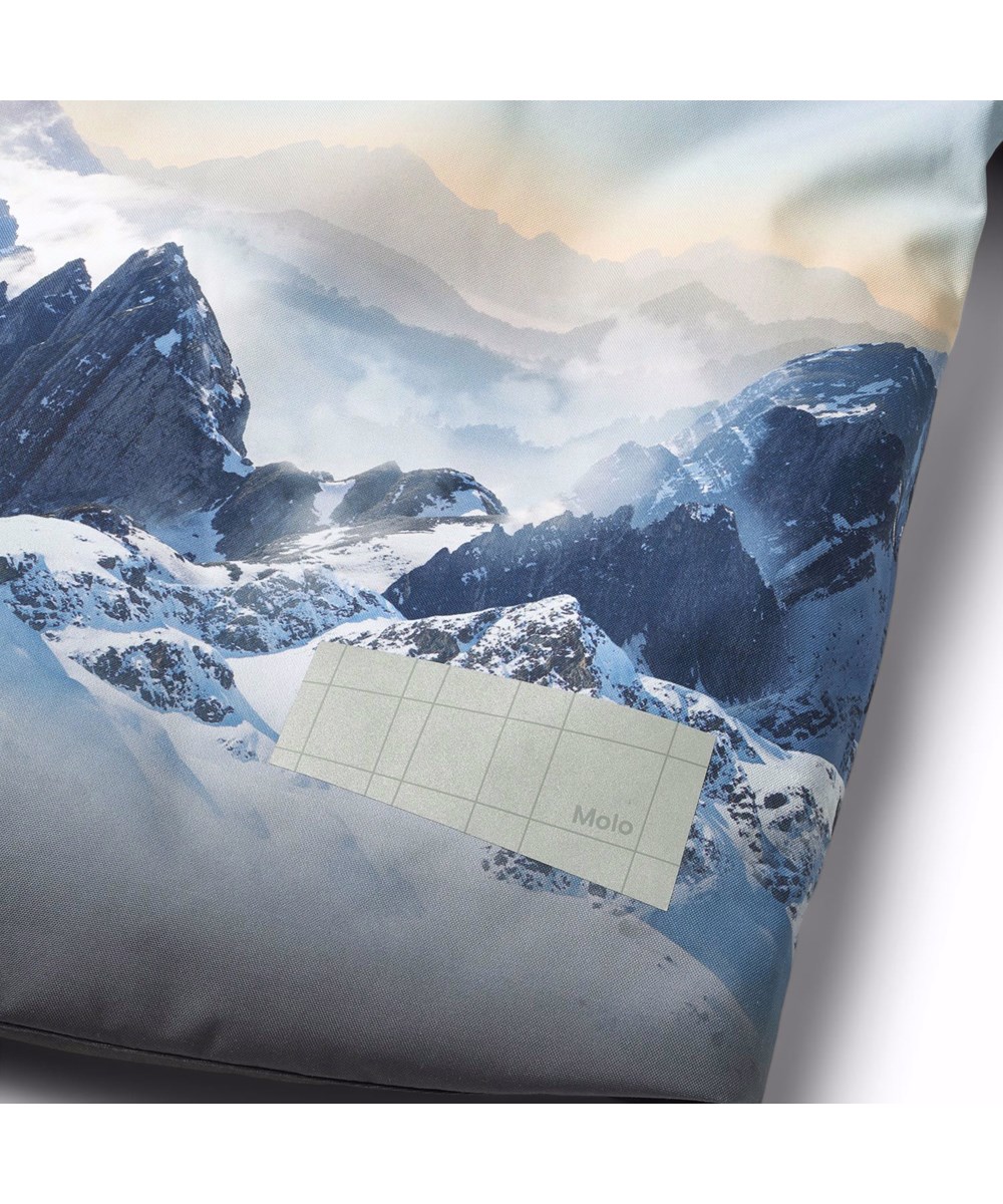 Alpine - High In Sky - Wind- und wasserdichte Skijacke für Kinder aus recyceltem Polyester mit einem Druck der schneebedeckten Alpen, Sonnenstrahlen und einem klaren Himmel.