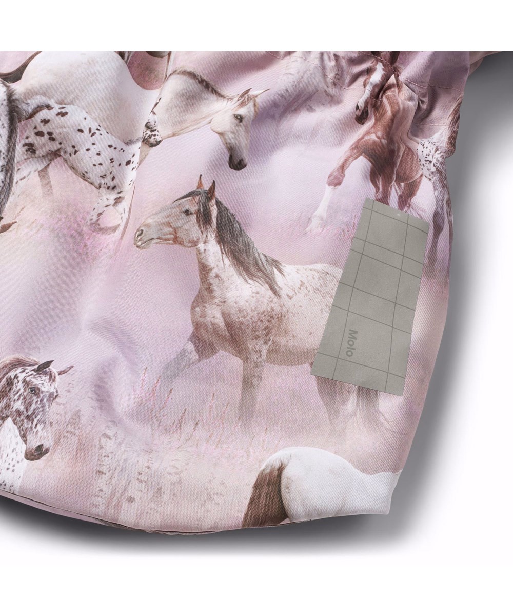 Cathy Fur - Dreamy Horses - Wind- und wasserdichte Winterjacke für Kinder aus recyceltem Polyester mit einem Druck von Pferden auf einem traumhaften Hintergrund in den Farbtönen Pink und Lila.