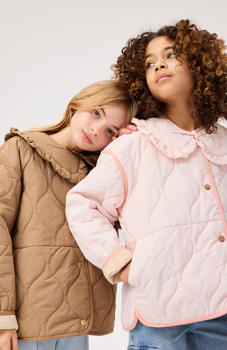 Hailey - Charlotte Pink - Rosa wasserabweisende Thermojacke für Kinder aus recyceltem Nylon mit Steppmuster und abnehmbarem Rüschenkragen.