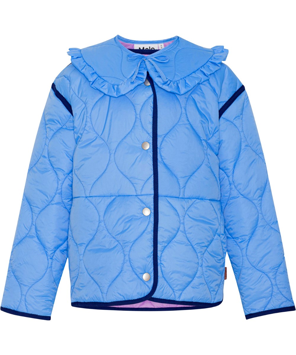 Hailey - Forget Me Not - Gesteppte Sommerjacke für Kinder in Blau mit abnehmbarem Rüschenkragen.