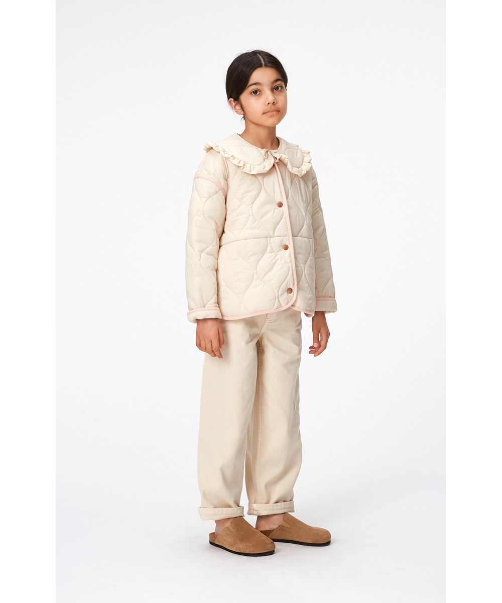Hailey - Summer Sand - Gesteppte Sommerjacke für Kinder in Beige mit abnehmbarem Rüschenkragen.