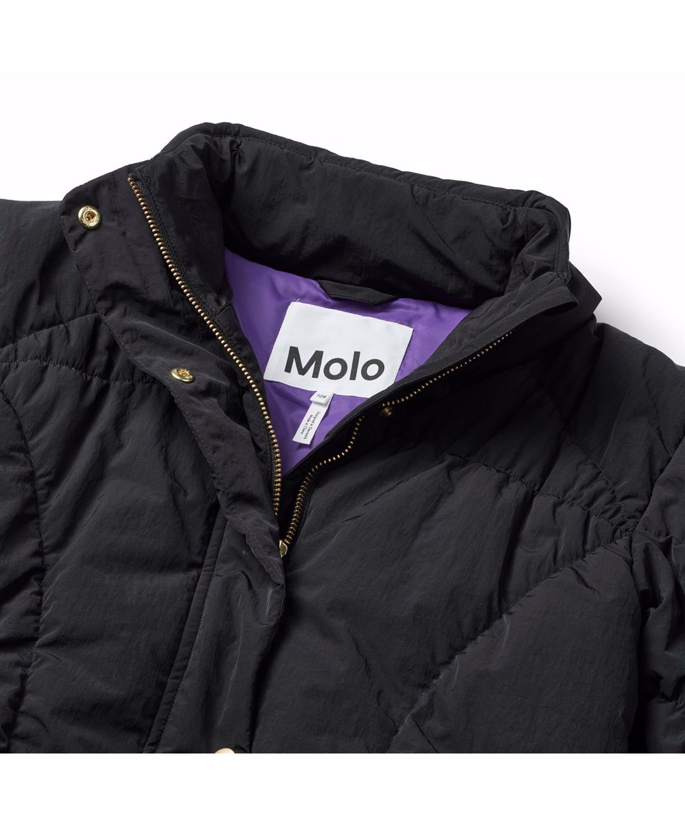 Halima - Black - Wasserabweisende schwarze Jacke für Kinder aus recyceltem Nylon.