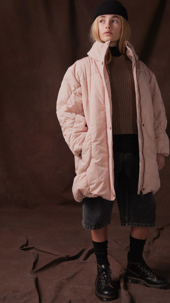 Halima - Petal Blush - Wasserabweisende pinkfarbene Jacke für Kinder aus recyceltem Nylon.